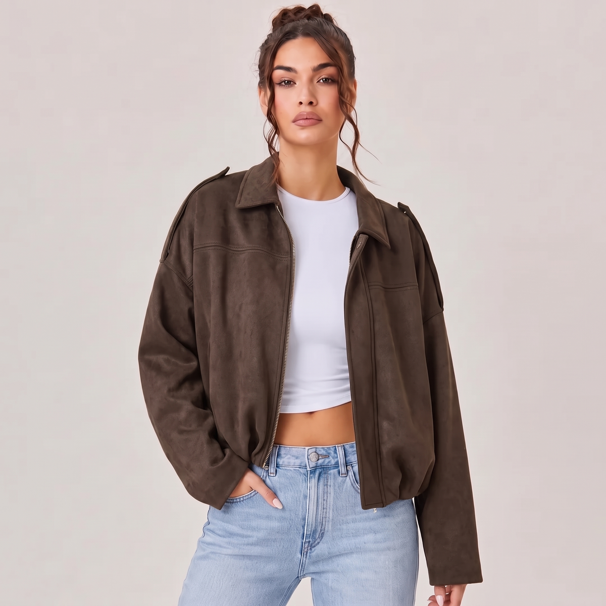 Veste bomber en daim oversize Solina couleur café portée avec jean