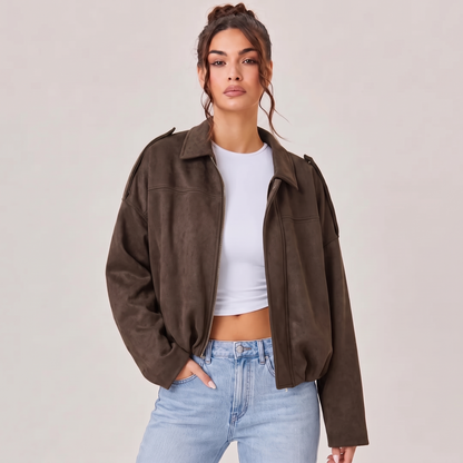 Veste bomber en daim oversize Solina couleur café portée avec jean