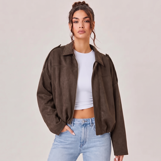 Veste bomber en daim oversize Solina couleur café portée avec jean