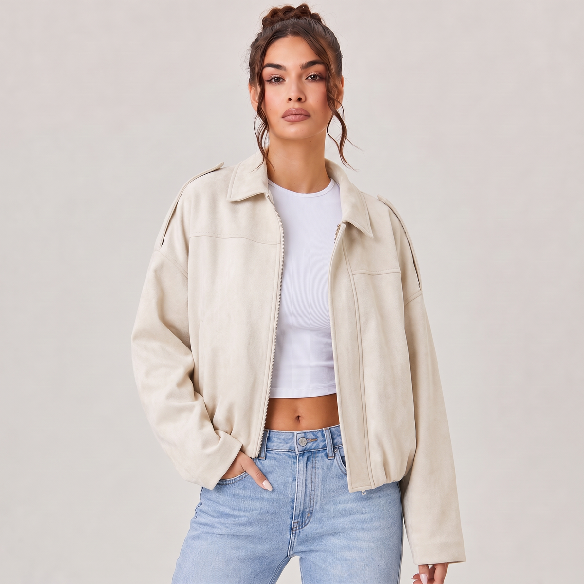 Veste bomber en daim oversize Solina couleur crème portée avec jean