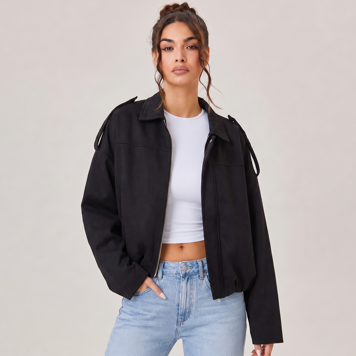 Veste bomber en daim oversize Solina couleur noir portée avec jean