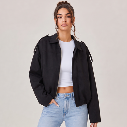 Veste bomber en daim oversize Solina couleur noir portée avec jean