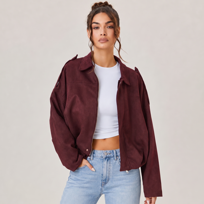 Veste bomber en daim oversize Solina couleur bordeaux portée avec jean