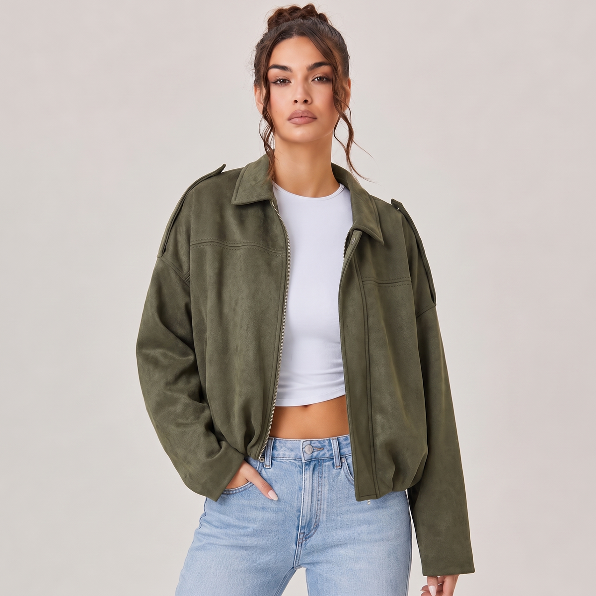 Veste bomber en daim oversize Solina couleur olive portée avec jean
