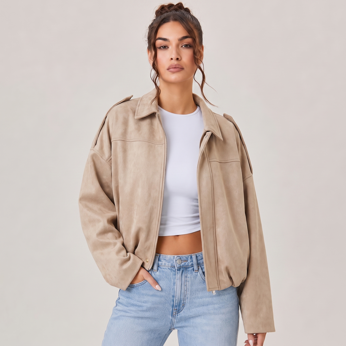 Veste bomber en daim oversize Solina couleur beige portée avec jean