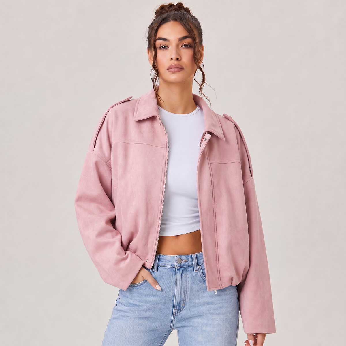 Veste bomber en daim oversize Solina couleur rose portée avec jean