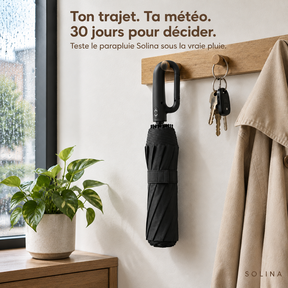 Parapluie Solina accroché à une patère, essai de 30 jours