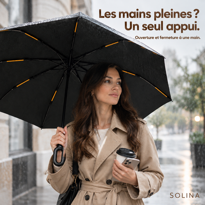 Femme les mains pleines sous le parapluie Solina qui s'ouvre d'un seul appui