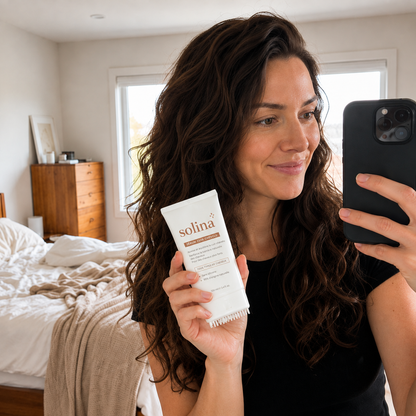 Cliente Solina tenant le serum cuir chevelu dans sa chambre