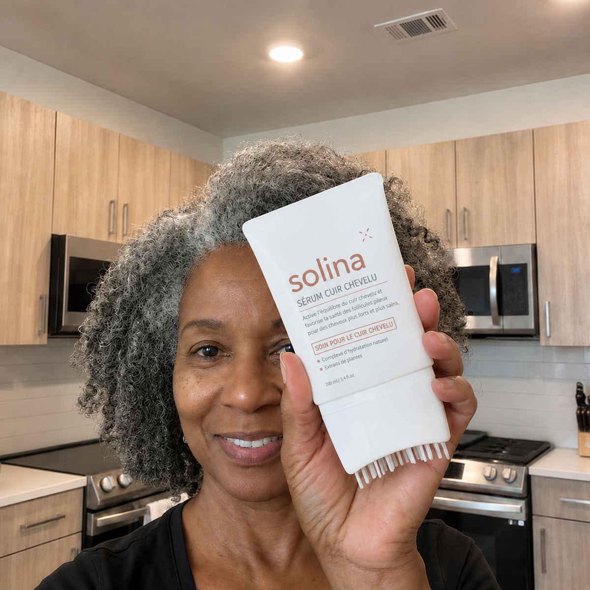 Cliente Solina souriante avec le serum cuir chevelu