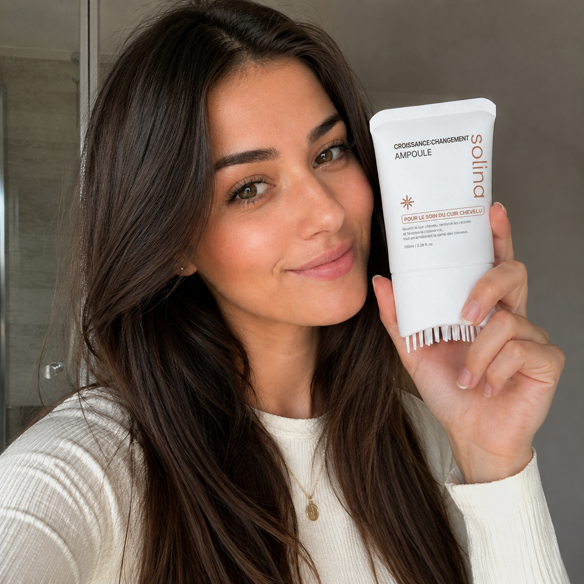 Cliente Solina tenant le serum cuir chevelu