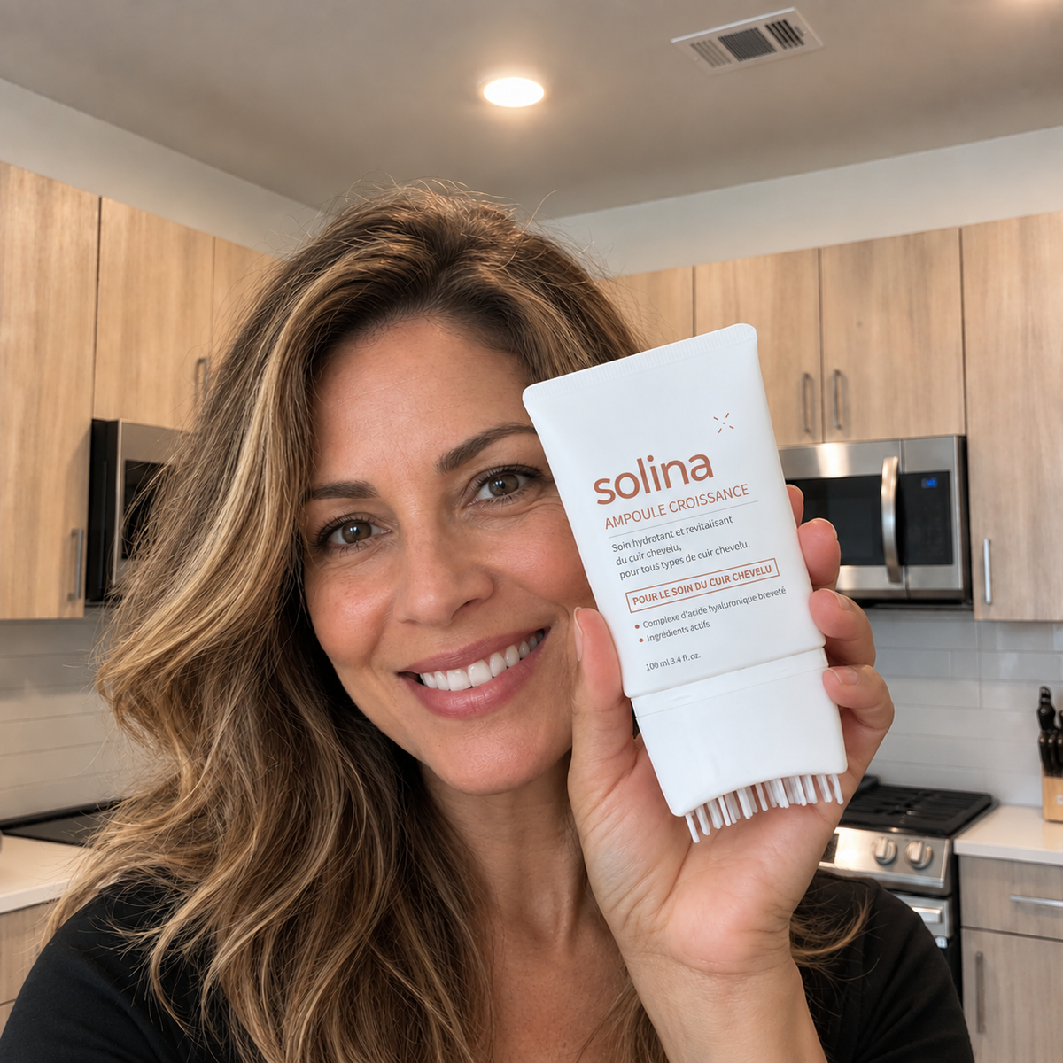 Cliente Solina souriante avec l'ampoule croissance