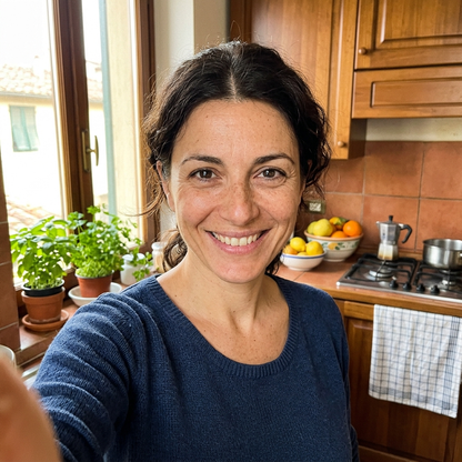 Cliente Solina souriante dans sa cuisine