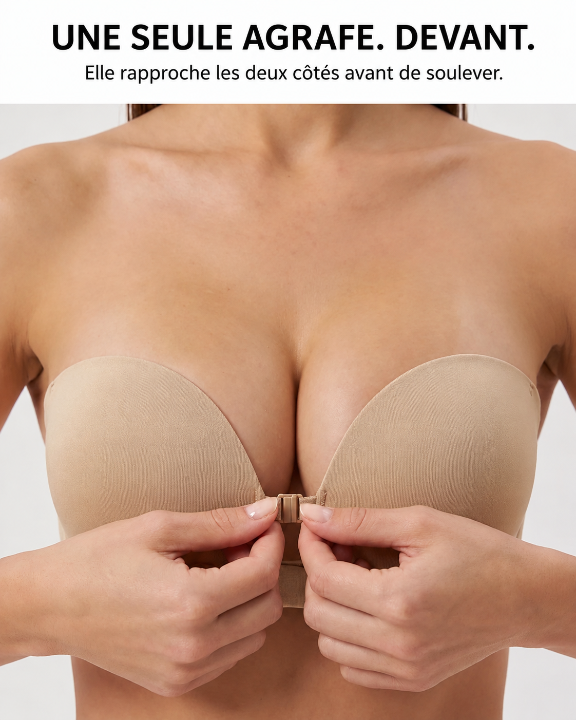 Mains fermant l'agrafe frontale du soutien-gorge strapless Solina