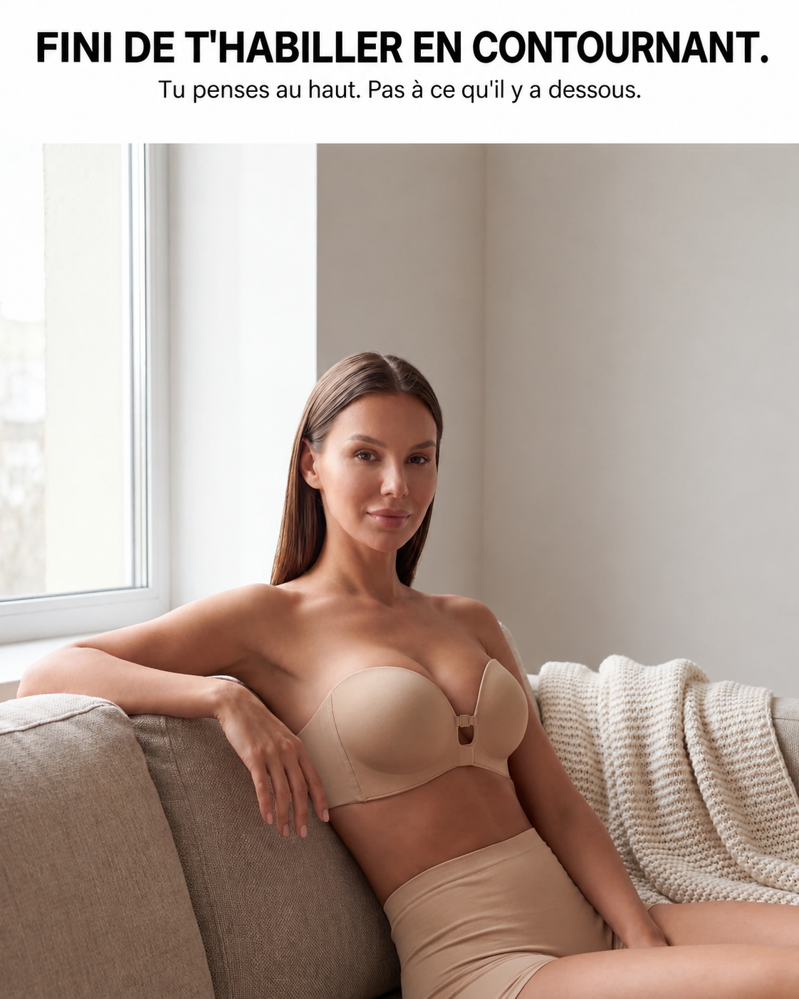 Femme assise sur un canapé portant le soutien-gorge strapless Solina